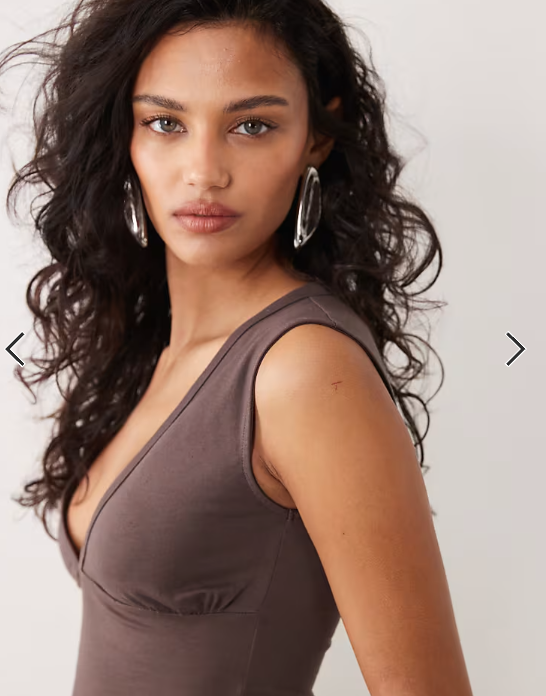Motel Emberly plunge top in peppercorn