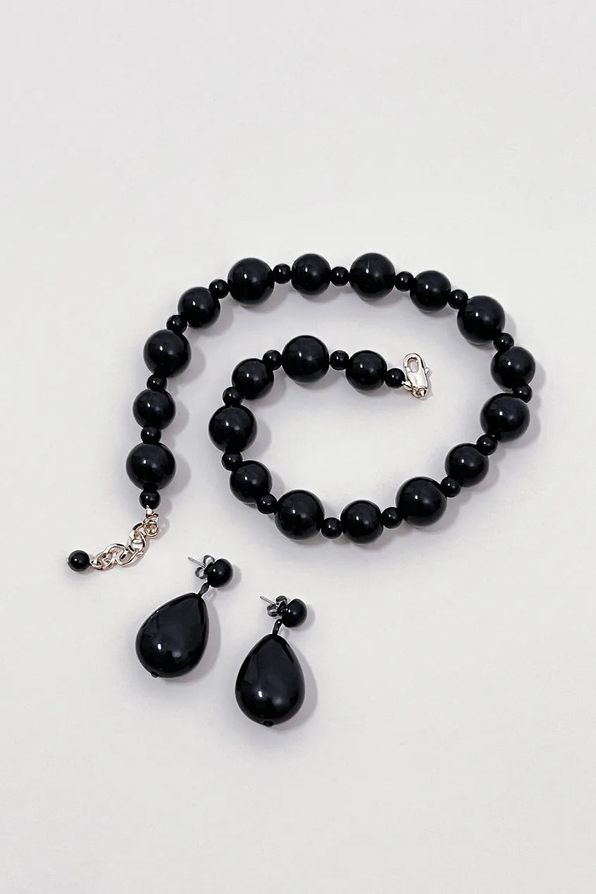 Oval Pearl Earring Black