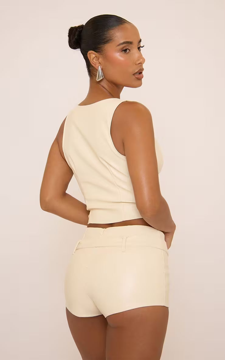 Ego - Mid Rise Belted Hot Pant Shorts In Cream Faux Leather