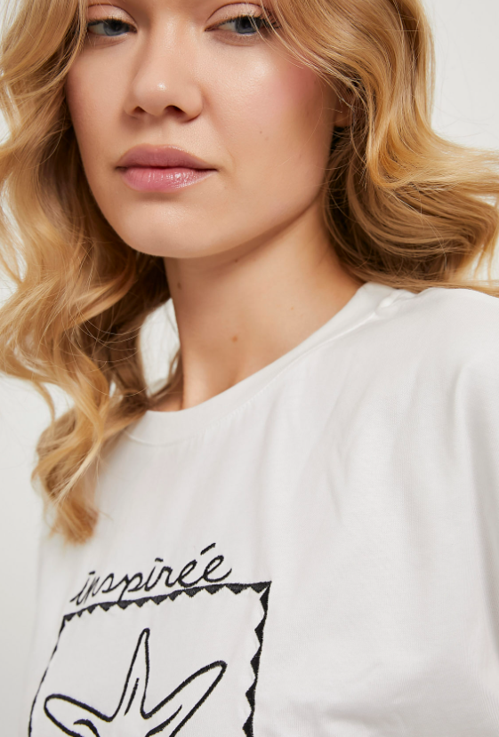 Stradivarius - emboridery cropped t shirt