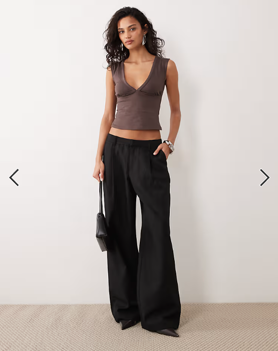 Motel Emberly plunge top in peppercorn