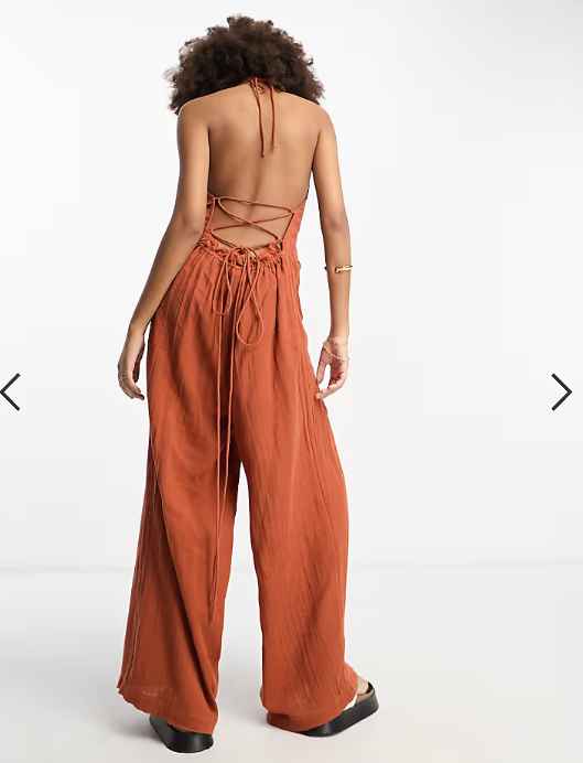 ASOS DESIGN - Tuta jumpsuit a fondo ampio con frange allacciata al collo stropicciata color ruggine