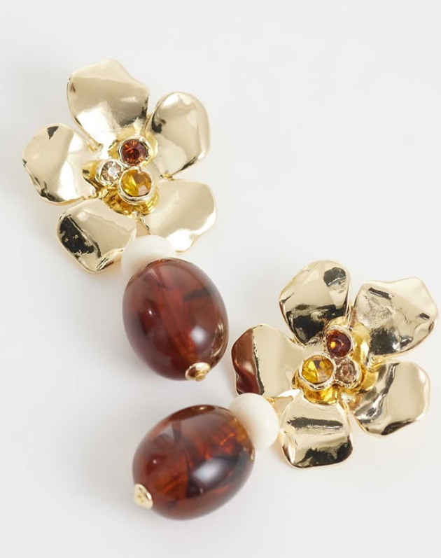 Floral earrings in gold
