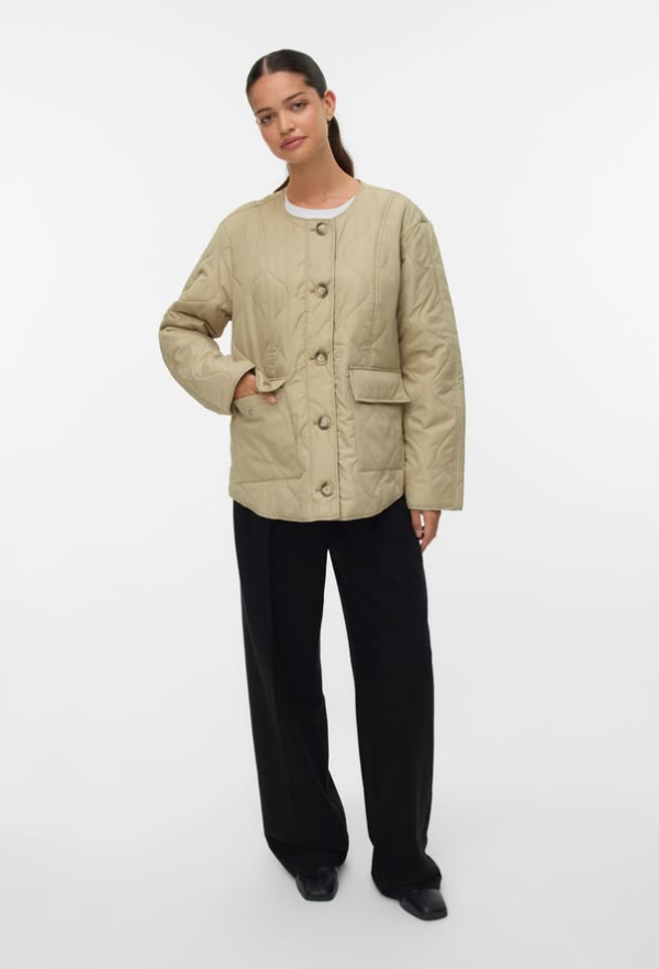 Vero Moda -onion quilted shorg jacket with pockets in beige