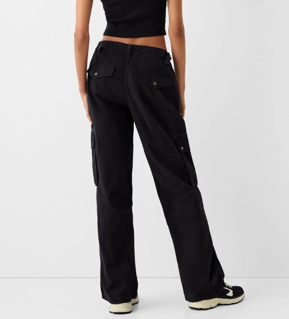 Bershka - Adjustable straight-leg cotton cargo trousers.