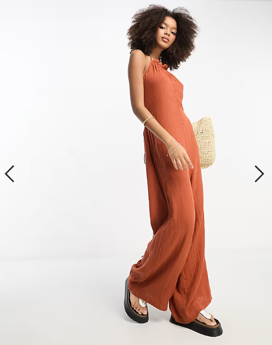 ASOS DESIGN - Tuta jumpsuit a fondo ampio con frange allacciata al collo stropicciata color ruggine