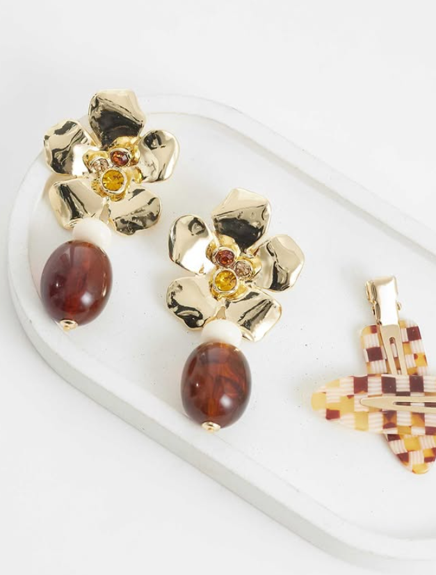 Floral earrings in gold