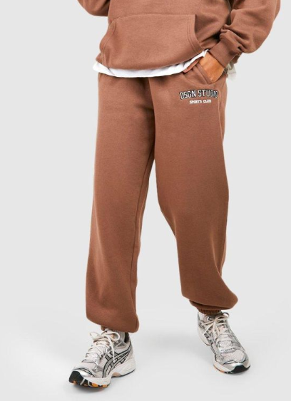 Boohoo - Dsgn Studio Applique Oversized Jogger - mocha