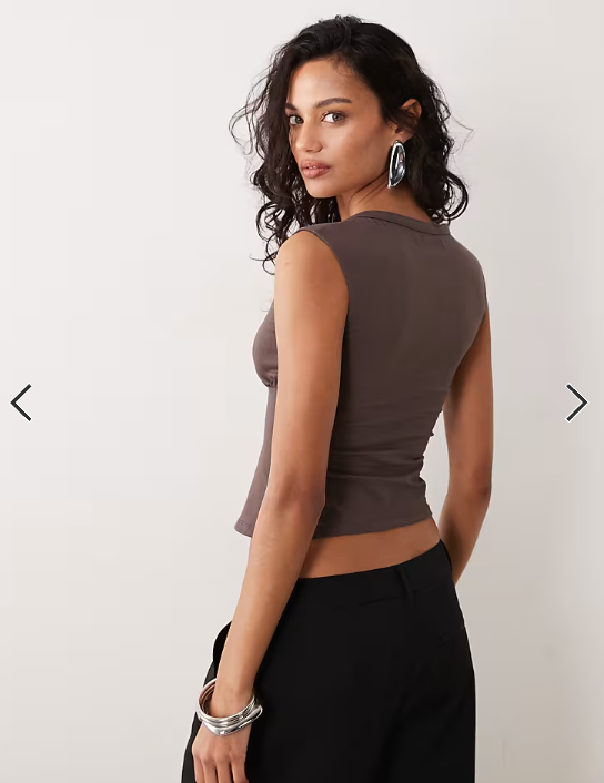 Motel Emberly plunge top in peppercorn