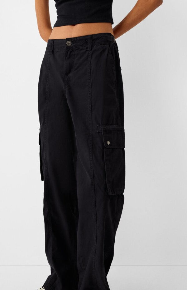 Bershka - Adjustable straight-leg cotton cargo trousers.