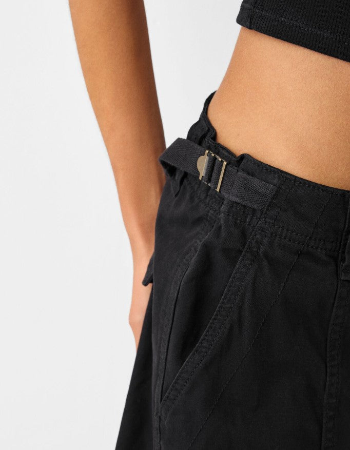 Bershka - Adjustable straight-leg cotton cargo trousers.