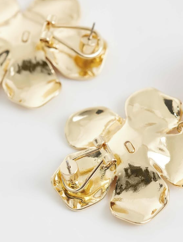 Floral earrings in gold