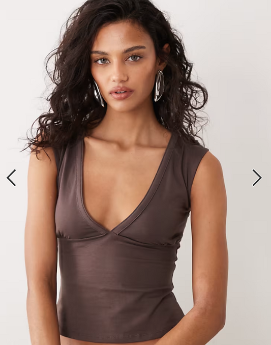 Motel Emberly plunge top in peppercorn