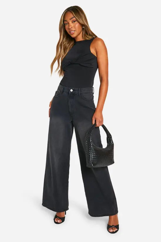 Boohoo - Twist Overlay Sleeveless Slinky Bodysuit