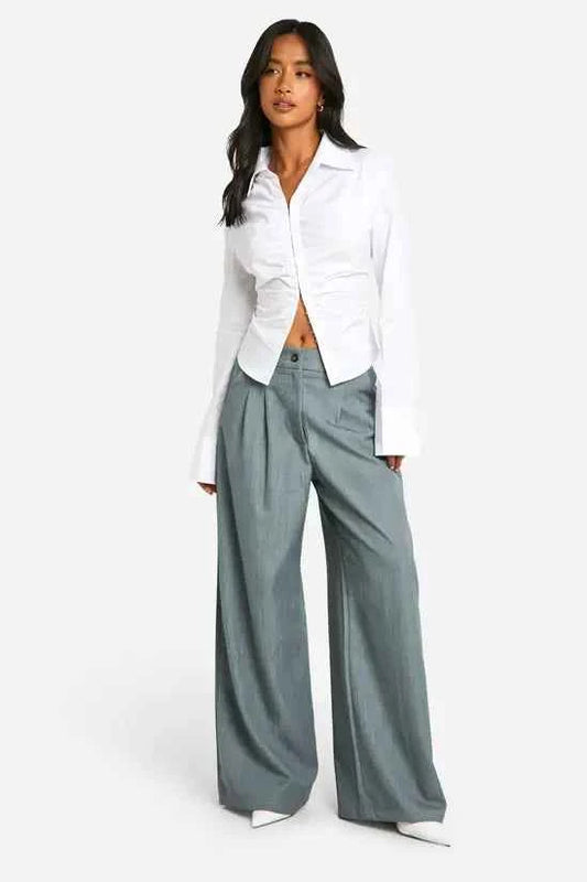 Boohoo - Petite Pleat Detail Extreme Wide Leg Trousers