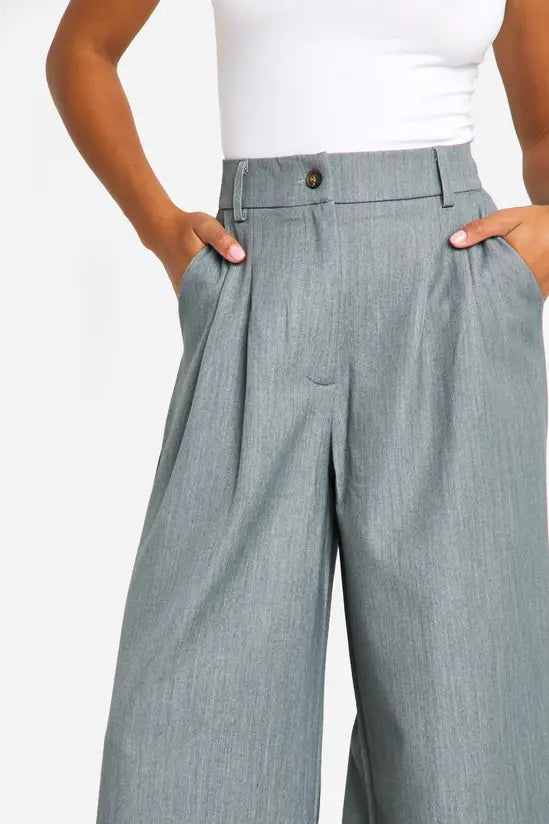 Boohoo - Petite Pleat Detail Extreme Wide Leg Trousers