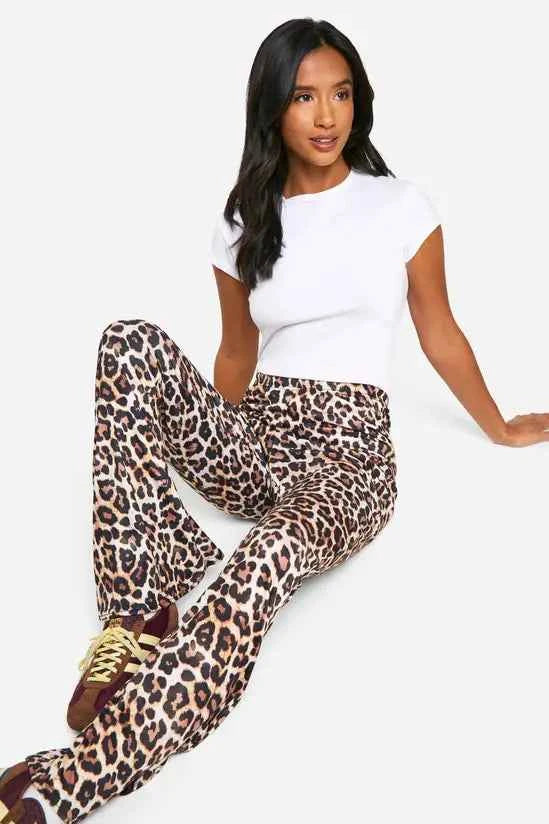 Boohoo - Petite Leopard High Waist Basic Fit & Flare Trouser