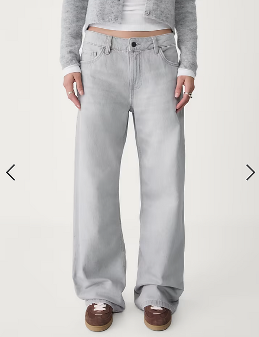 Stradivarius Low waist baggy jeans in black denim wash