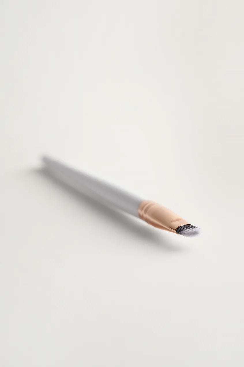 Angled Eyeshadow Brush White