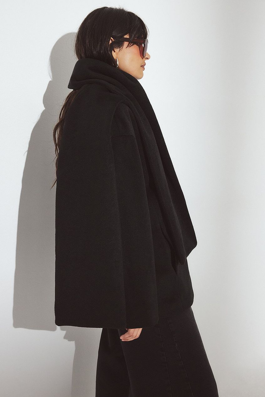 Short Scarf Detailed Coat