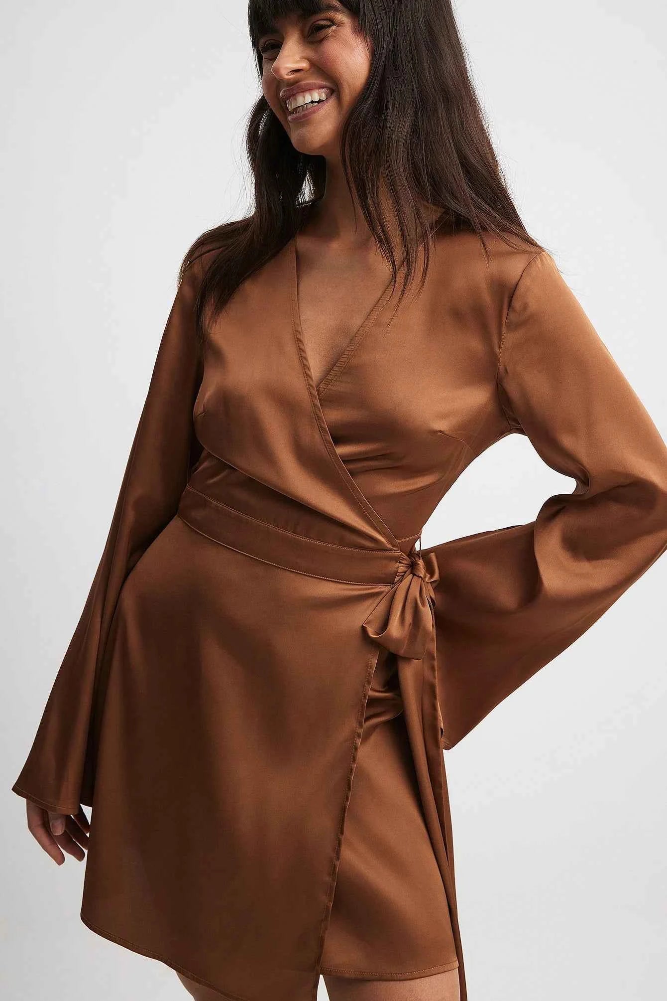 NA-KD - Tie Waist Flowy Mini Dress