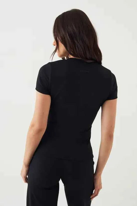 DSGN Studio Sculpt V Neck Short Sleeve Top